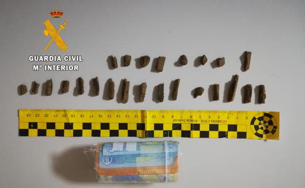 Detienen en Hervás al conductor de un vehículo con 24 trozos de hachís y 1.200 euros