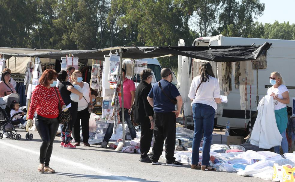 Un mercadillo entre vallas y mascarillas