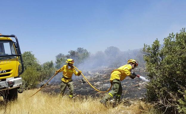 Un segundo helicóptero en Manchita y 157 trabajadores más para la campaña de incendios