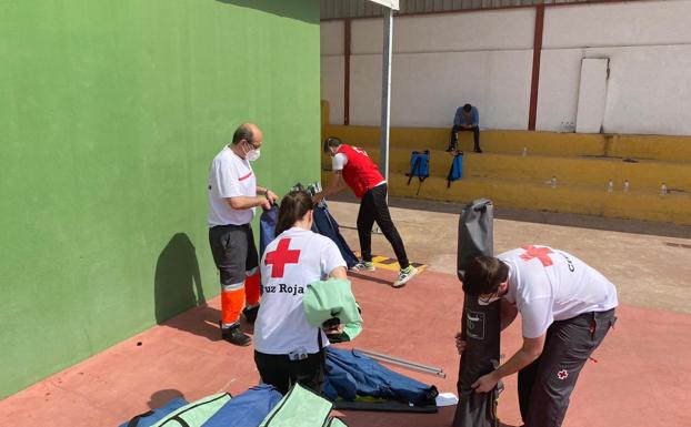 Desinfección y limpieza para que el pabellón Las Palmeras recupere su uso deportivo