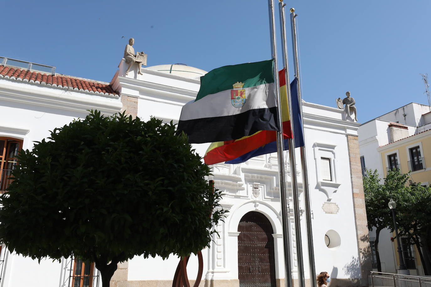 Banderas a media asta y minuto de silencio para rendir homenaje a las víctimas de la COVID-19