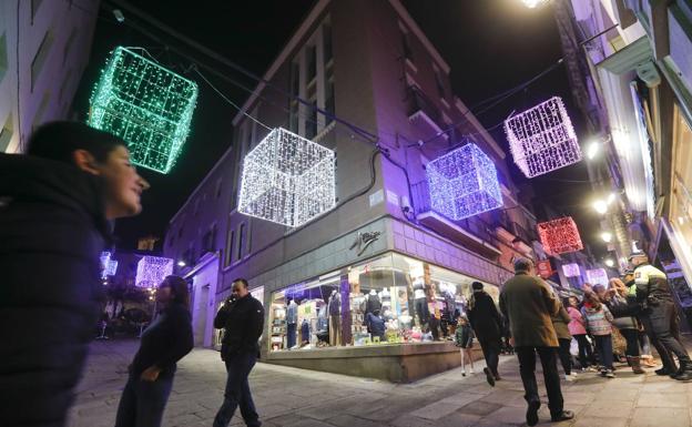 El Consistorio de Cáceres saca a licitación por 550.000 euros la iluminación de ferias y Navidad