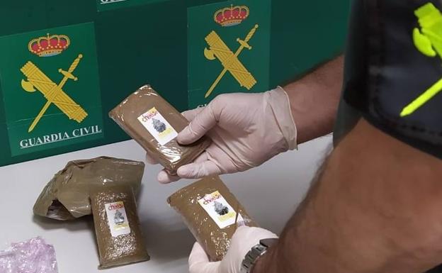 Dos emeritenses arrestados a la altura de Almendralejo con medio kilo de hachís en el coche