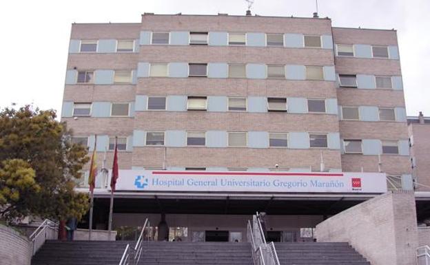 Contagiados cinco médicos de un hospital al despedir a un colega en Madrid