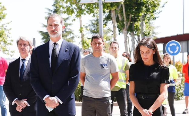 Un minuto de silencio pone fin al luto oficial por las víctimas de la Covid-19