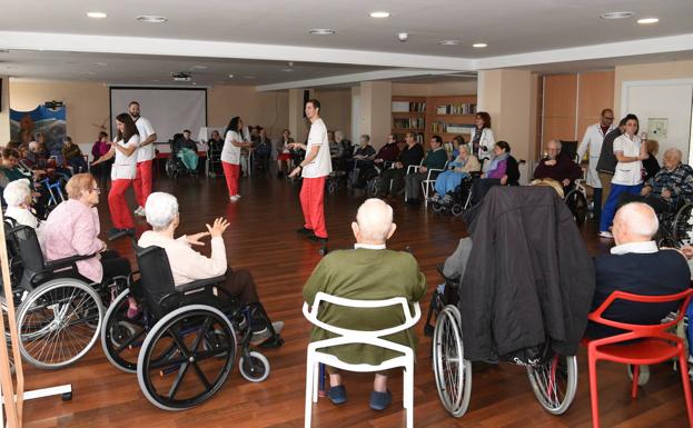 Los mayores que viven en las residencias tendrán tres visitas a la semana