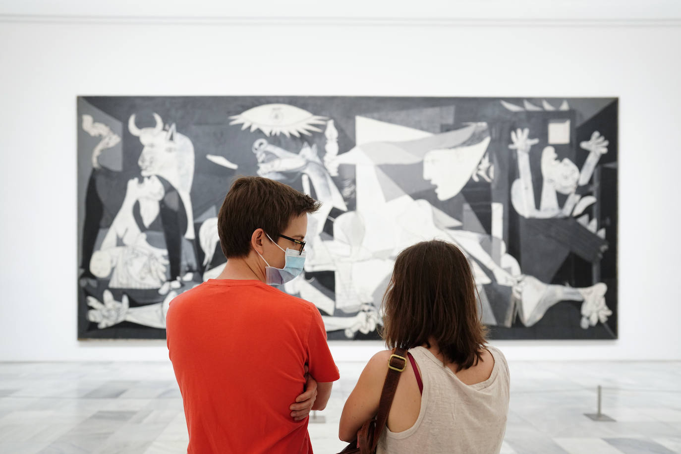 Dos visitantes observan el Guernica, en el Museo Reina Sofía.