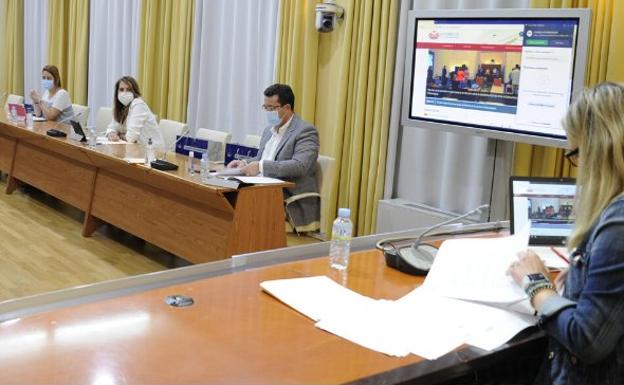 Rifirrafe en la Asamblea por el retraso de la movilidad entre Cáceres y Badajoz