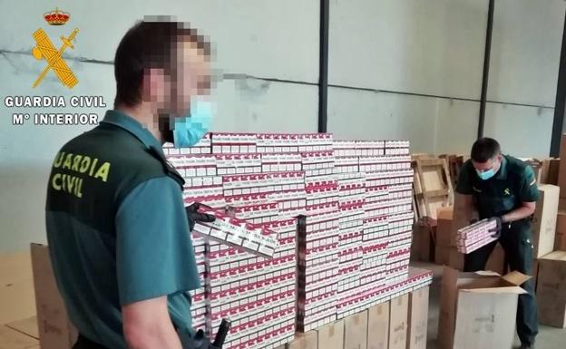 La Guardia Civil encuentra 228.000 cajetillas de tabaco ilegal en una nave de Lobón