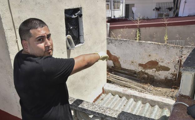 Una familia del barrio pacense de San Roque se marcha de su casa por una plaga de pulgas