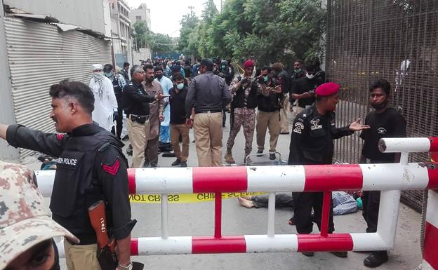 Cinco agentes muertos y cuatro milicianos abatidos en un ataque contra la Bolsa de Pakistán