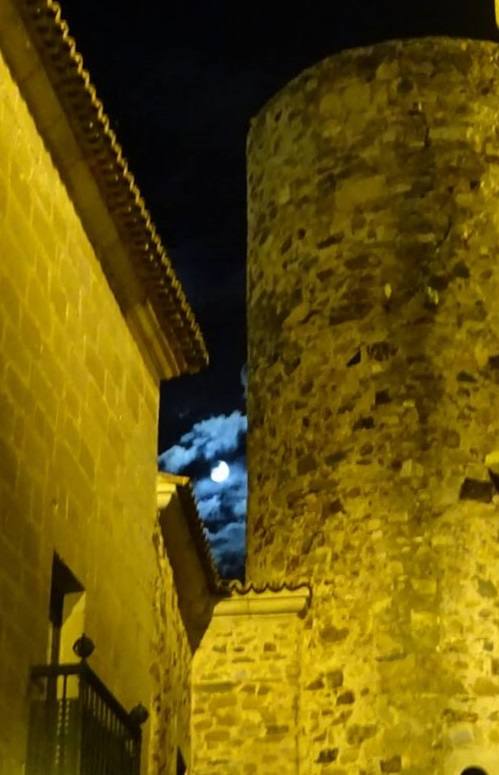 DESDE LA MOTO DE PAPEL | El palacio de Cáceres en el que no se atrevió a dormir Cela