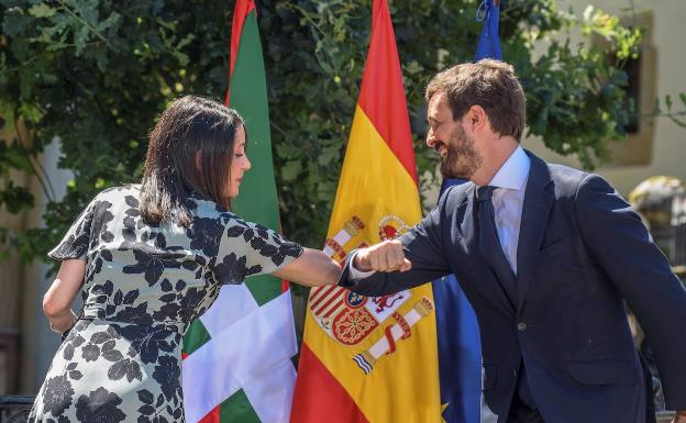 Casado y Arrimadas apelan al votante socialista en un escenario de sondeos adversos