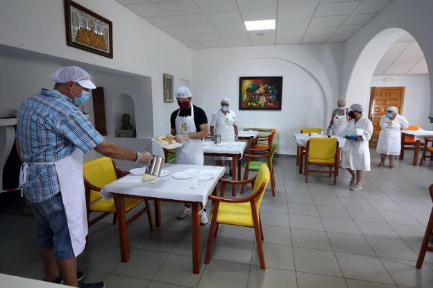 El comedor social de Mérida reabre con material desechable y sin ropero ni ducha