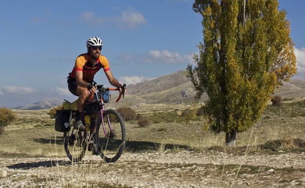 «Tenemos muchos pequeños paraísos cerca de casa para recorrerlos en bici»