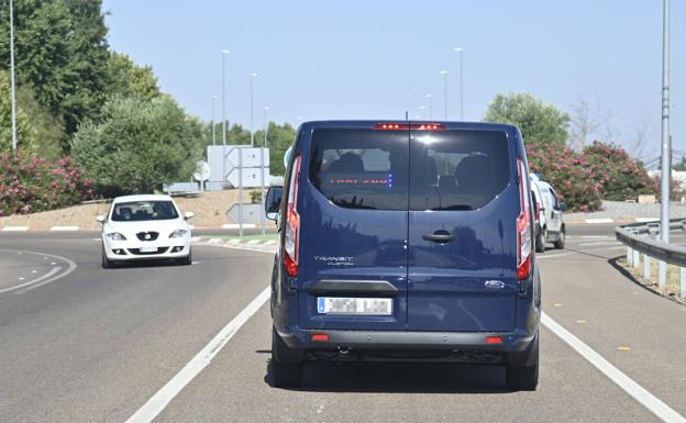 La furgoneta, una Ford Transit Custom, no lleva distintivo exterior, solo un discreto cuadro de luces para dar el alto.