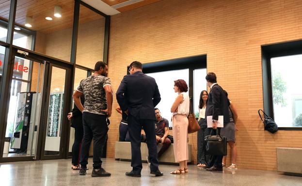 El TSJEx ratifica la expulsión del país de tres personas por comprar a una menor