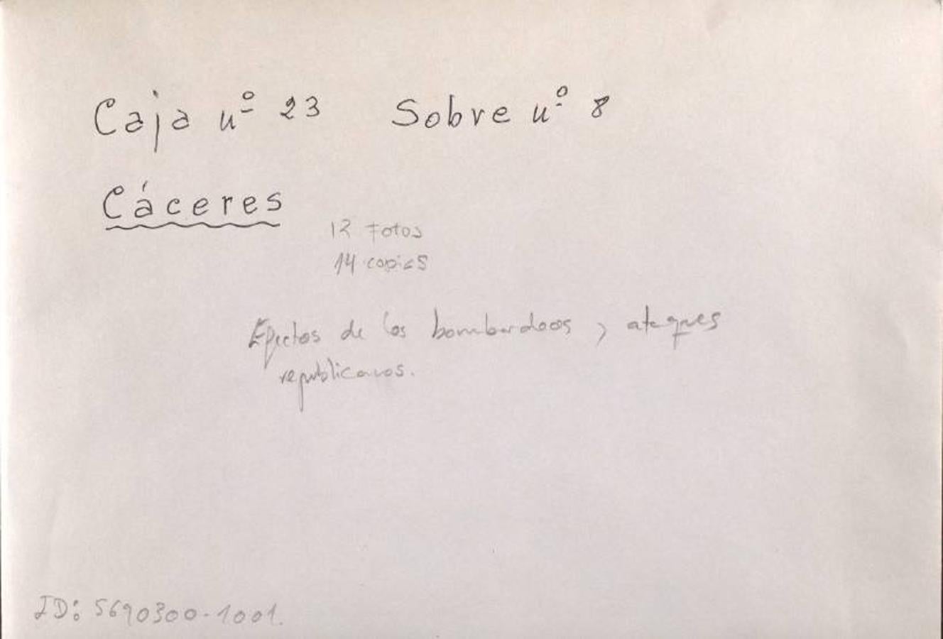 MOTO DE PAPEL | El sobre con las fotos del bombardeo de Cáceres