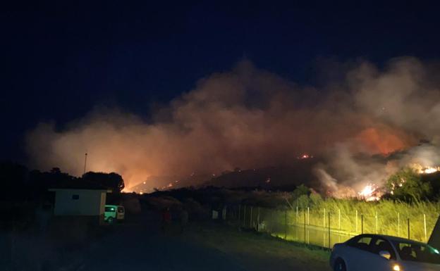 Medios del Infoex controlan de madrugada un incendio forestal en Lobón
