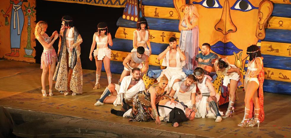 Mascarillas y distancia social en el regreso al teatro romano de Medellín
