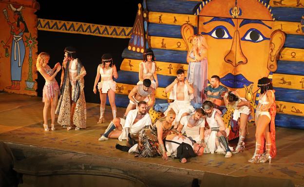 Mascarillas y distancia social en el regreso al teatro romano de Medellín