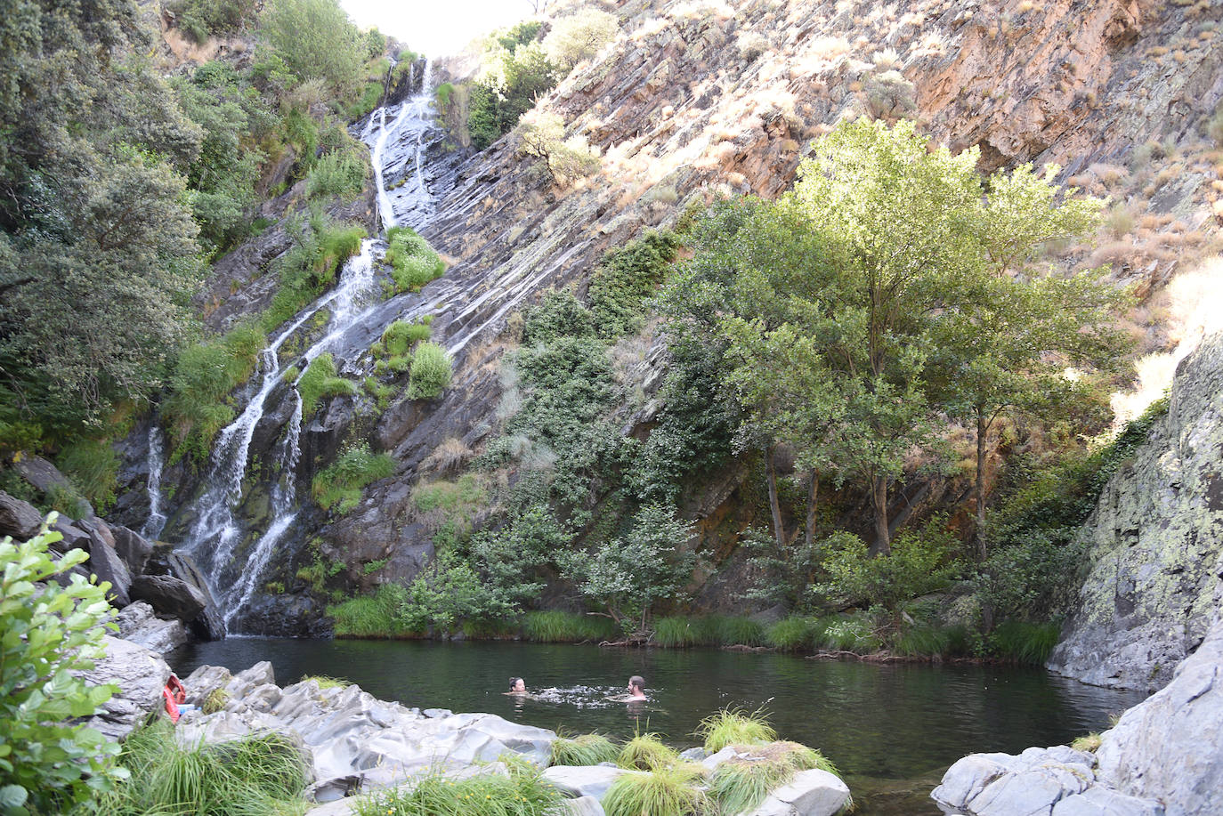 Un baño bajo una cascada hurdana de 70 metros