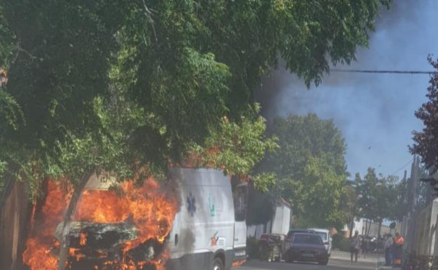 Aparatoso incendio de una ambulancia que atendía una urgencia en Casar de Cáceres