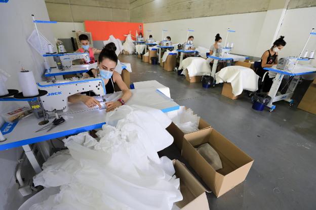 Una nueva fábrica en Cáceres contrata a 33 personas para producir 2.400 batas de hospital al día