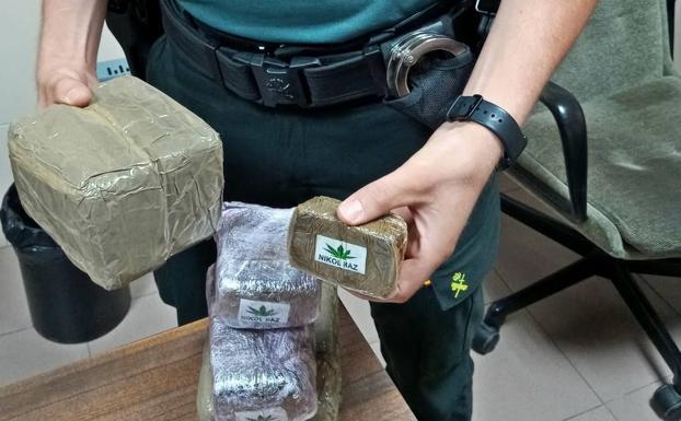 Detenido con tres kilos de hachís ocultos en el motor de un coche que se dirigía a Almendralejo