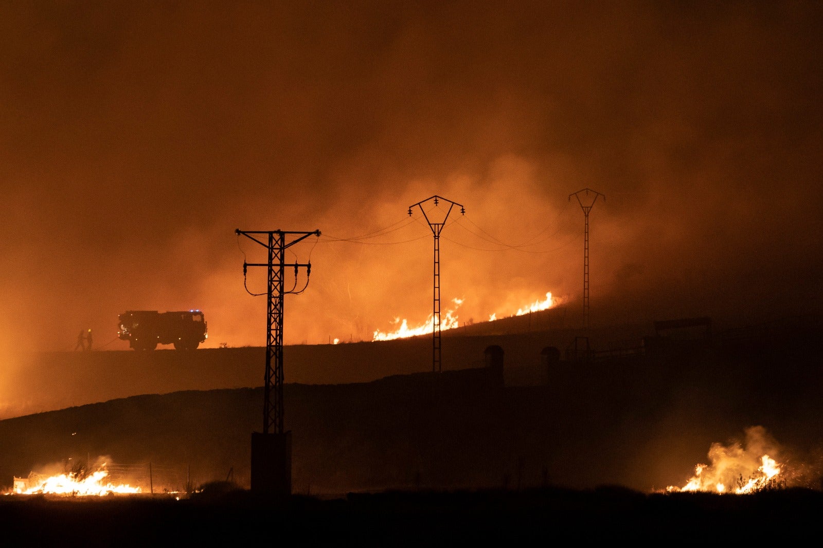 Imágenes del fuego registrado cerca de Plasencia y Malpartida