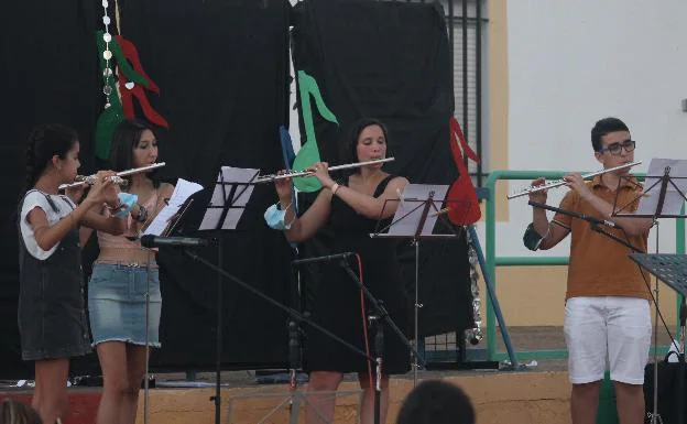 Actuación de los alumnos de flauta en el concierto de clausura./F.N. S.