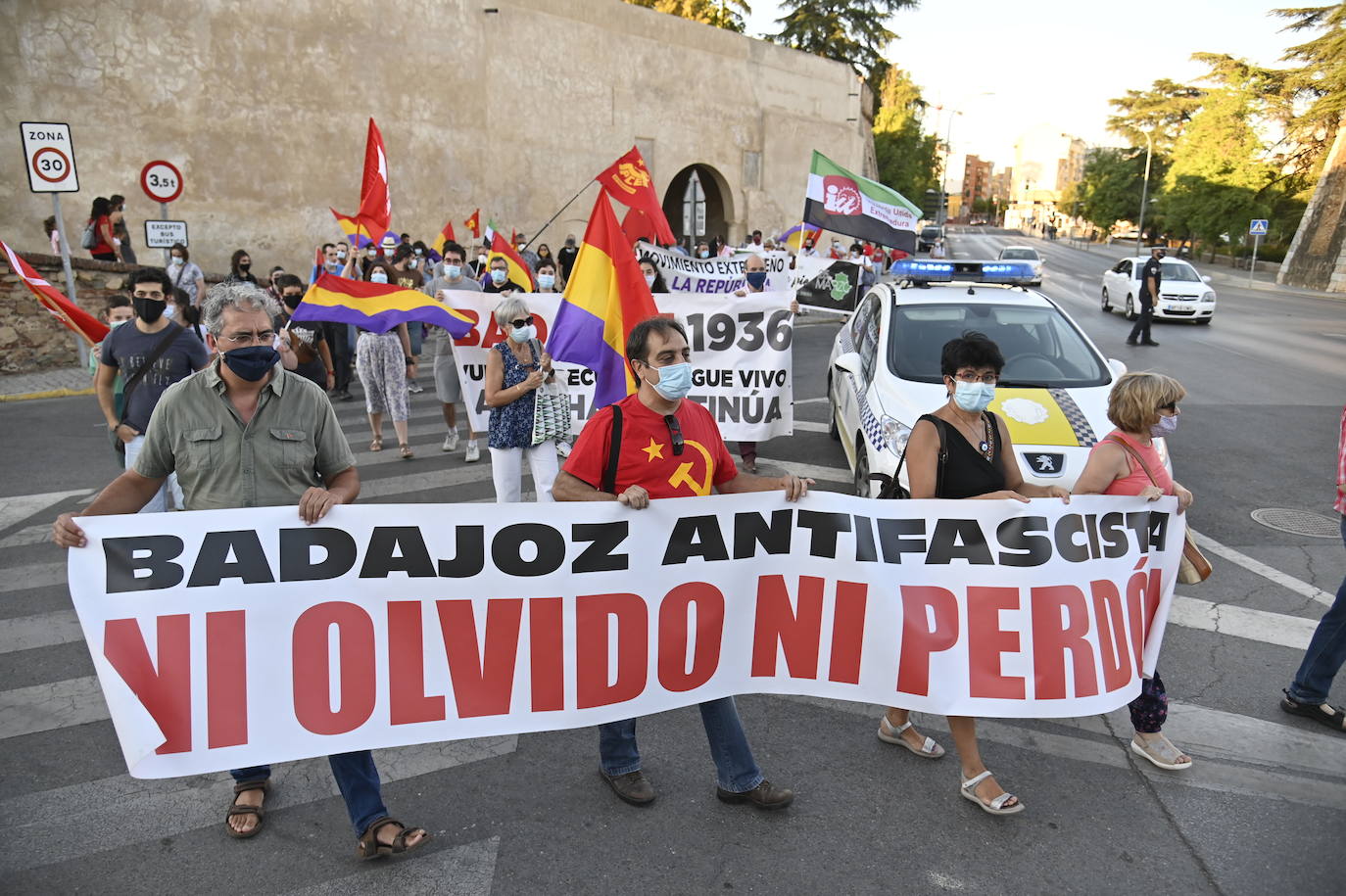 Una manifestación reclama justicia para los asesinados en la matanza de Badajoz