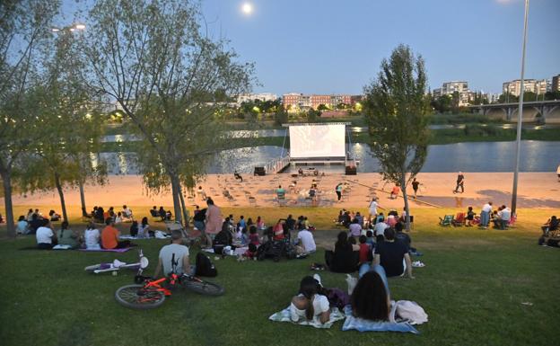 Suspenden la proyección de cine en el río en Badajoz