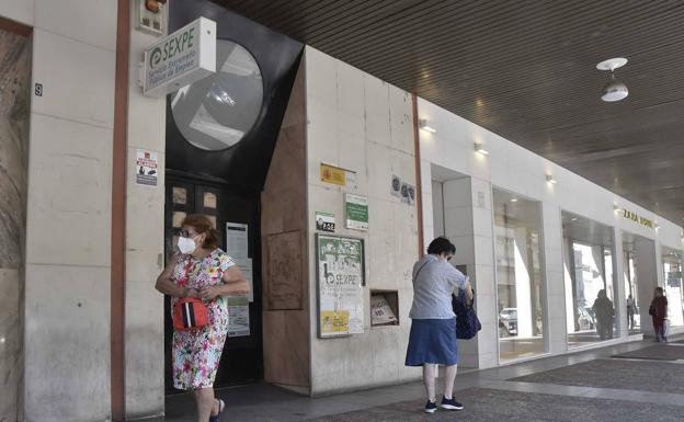 El paro desciende en 548 personas en la región, que registra un total de 105.459 desempleados