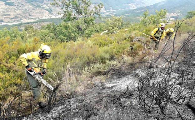 El incendio de las Hurdes está controlado y el de Cabezuela sigue estable