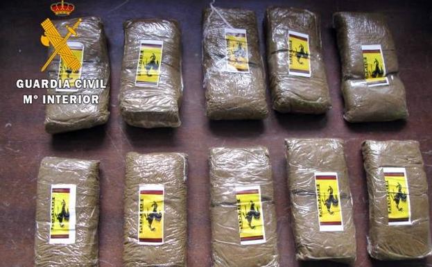 Detenido con un kilo de hachís en un coche contratado 'online'