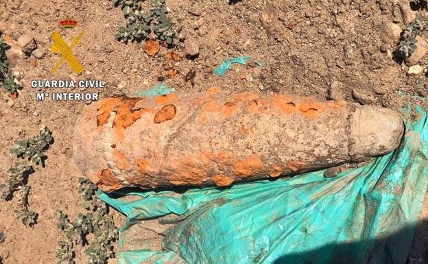 Desactivados tres proyectiles de artillería hallados bajo un puente del embalse de la Serena
