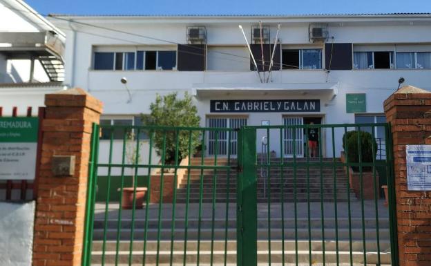 El colegio Gabriel y Galán de Cáceres comienza el curso con cuatro docentes en cuarentena y casi ningún alumno en clase