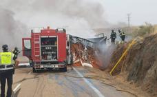 El vuelco de un camión tráiler provoca un incendio forestal cerca de Castuera