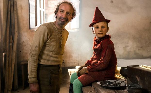 Roberto Benigni en la piel del carpintero Geppeto y el pequeño Federico Ielapi como Pinocho./