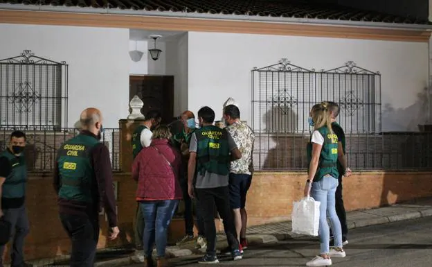 La Guardia Civil reconstruye con el detenido qué pasó en su casa la noche en que murió Manuela Chavero