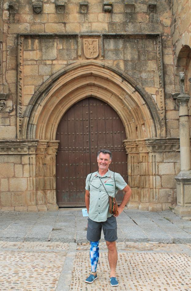 Nicolás, en la puerta del Peregrino de la iglesia de Santiago. / JUAN GIL