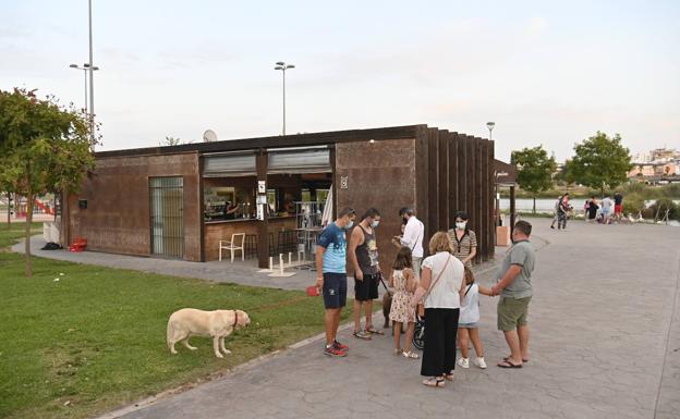 El Ayuntamiento de Badajoz estudia poner baños de monedas en los parques del río