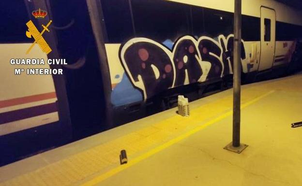 Sorprendido por la Guardia Civil haciendo pintadas en vagones en la estación de Cabeza del Buey