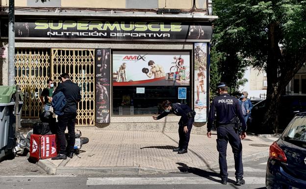 Un repartidor de comida a domicilio, herido en Cáceres tras ser arrollado en su moto