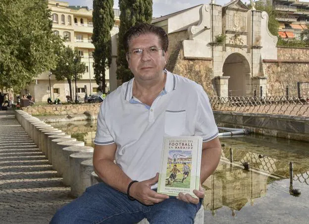 Raúl Hernández posa con su libro 'Los inicios del football en Badajoz' en Puerta Pilar, uno de los primeros campos que hubo en la ciudad. / CASIMIRO