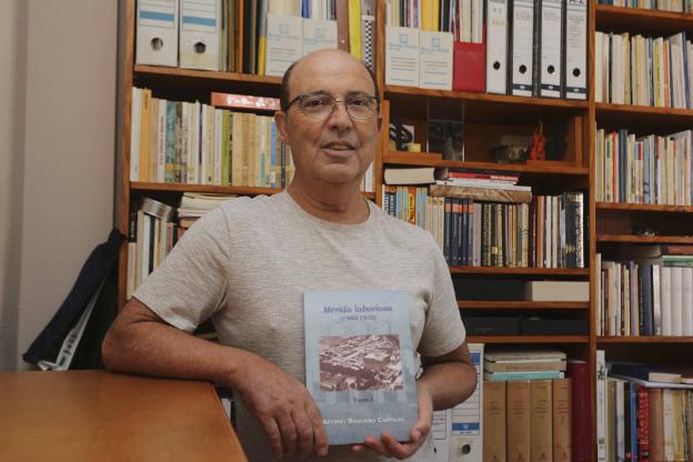 Antonio Salguero recoge en un libro la huella industrial de los años 60 en Mérida