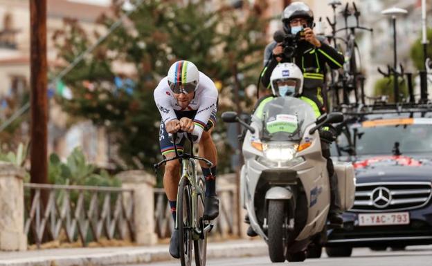 Ganna se viste en Sicilia con la primera maglia rosa