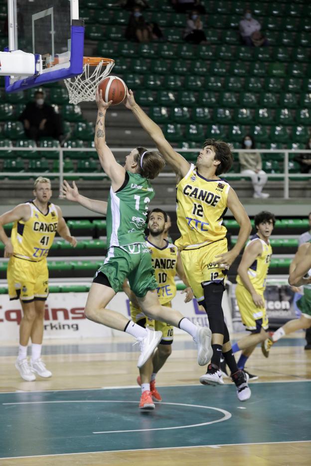 El verdinegro Berg intenta una entrada ante Chema Gil. / L. CORDERO