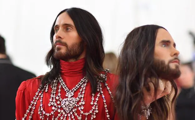 Jared Leto acudió a la exclusiva gala del MET de 2019 con estilismo de Gucci.